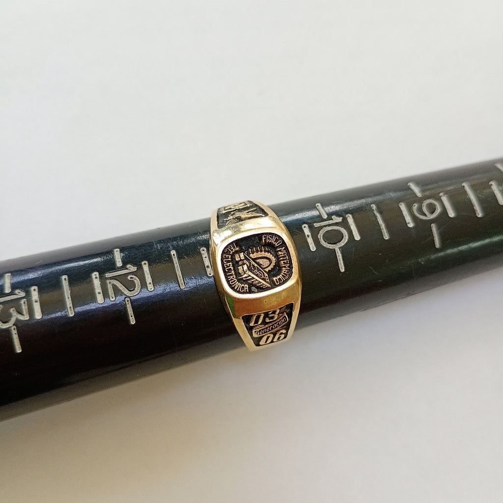 ANILLO DE GRADUACIÓN ORO 8 K 6.8 GRMS (SEMINUEVO)