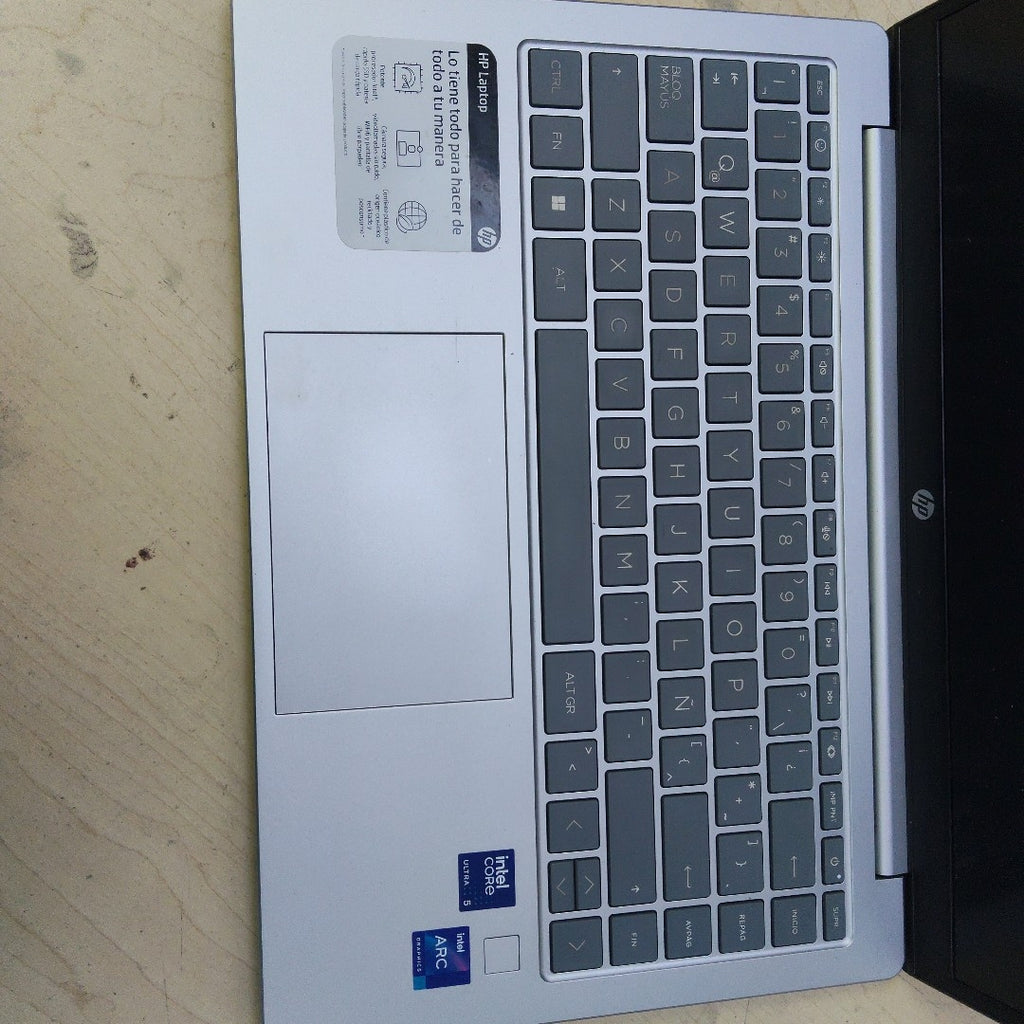 LAPTOP HP 14-EP1000LA (2024) 512 GB SSD 16 GB RAM (SEMINUEVO)