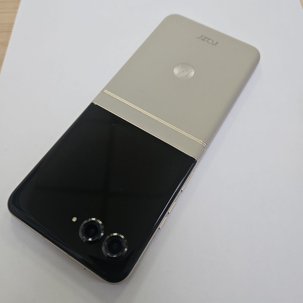 CELULAR MOTOROLA RAZR 50 5G XT2453-1 512 GB 12 GB RAM (SEMINUEVO)