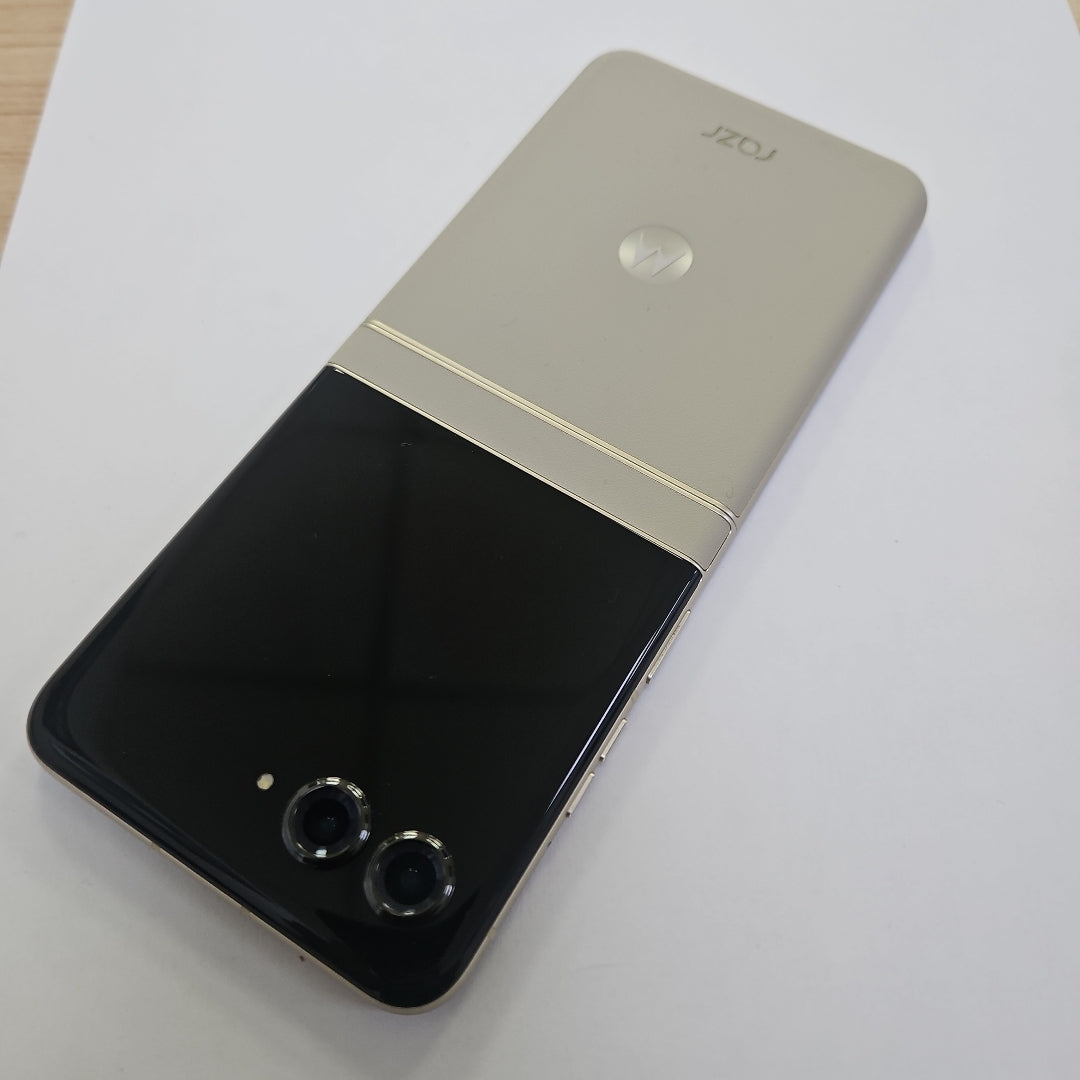 CELULAR MOTOROLA RAZR 50 5G XT2453-1 512 GB 12 GB RAM (SEMINUEVO)
