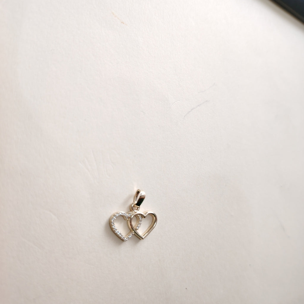 DIJE TEJIDO DOS CORAZONES CON CIRCONIAS 14K 1.4 GR (NUEVO)