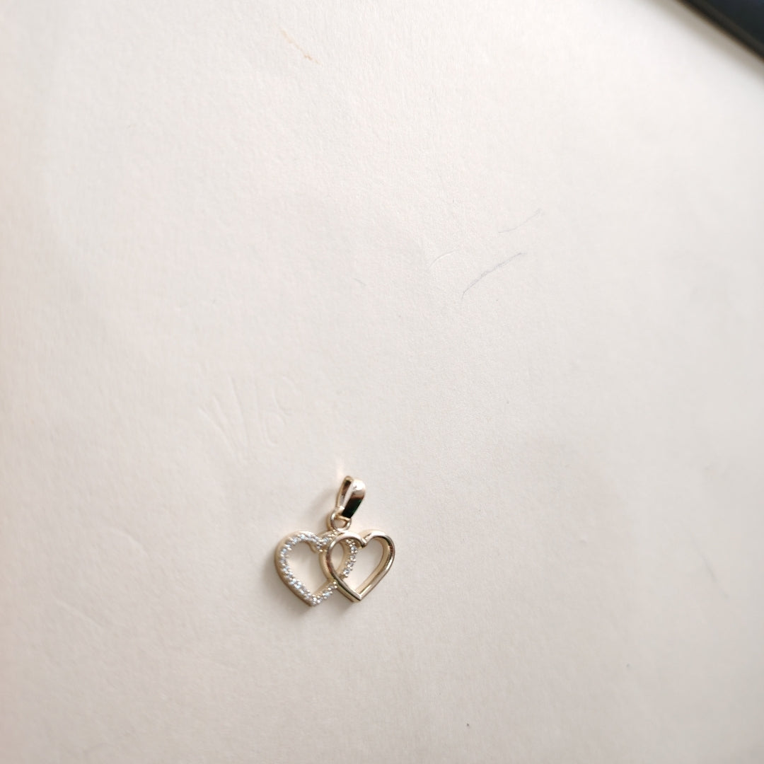 DIJE TEJIDO DOS CORAZONES CON CIRCONIAS 14K 1.4 GR (NUEVO)
