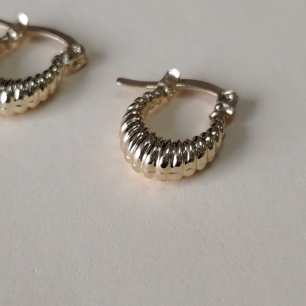 ARETES ARRACADA ESTRIADAS 14K 1.2 GR (NUEVO)