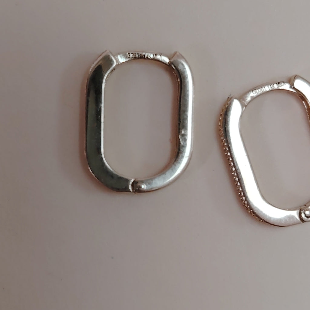 ARETES HUGGIES OVALADA C CIRCONIAS 14K 2.4 GR (NUEVO)