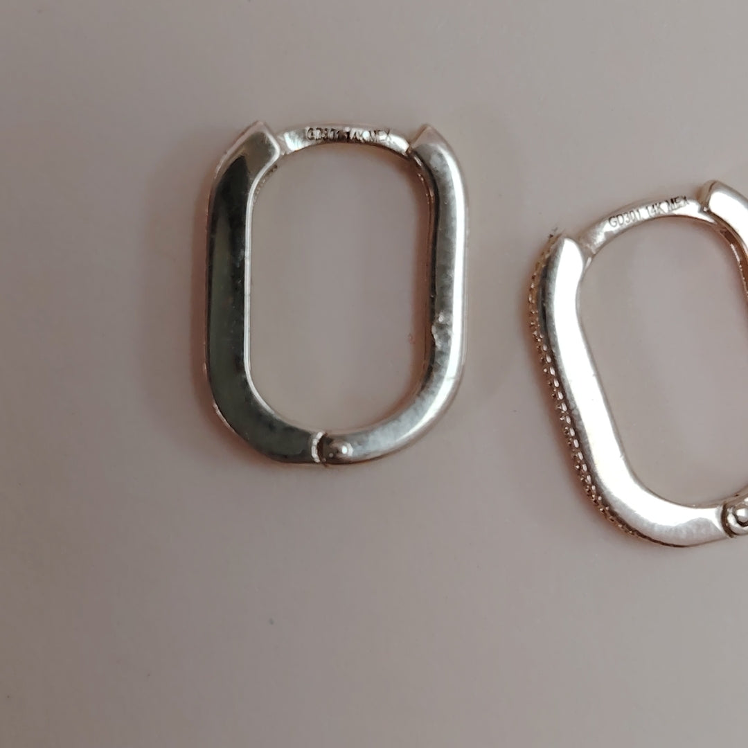 ARETES HUGGIES OVALADA C CIRCONIAS 14K 2.4 GR (NUEVO)