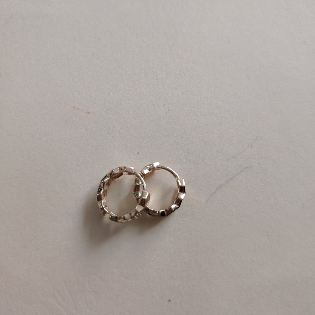 ARETES HUGGIES HEXAGONALES C CIRCONIAS 14K 2.5 GR (NUEVO)