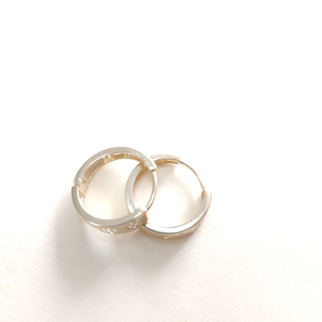 ARETES TEJIDO HUGGIES CON CIRCONIAS 14K 3 GR (NUEVO)