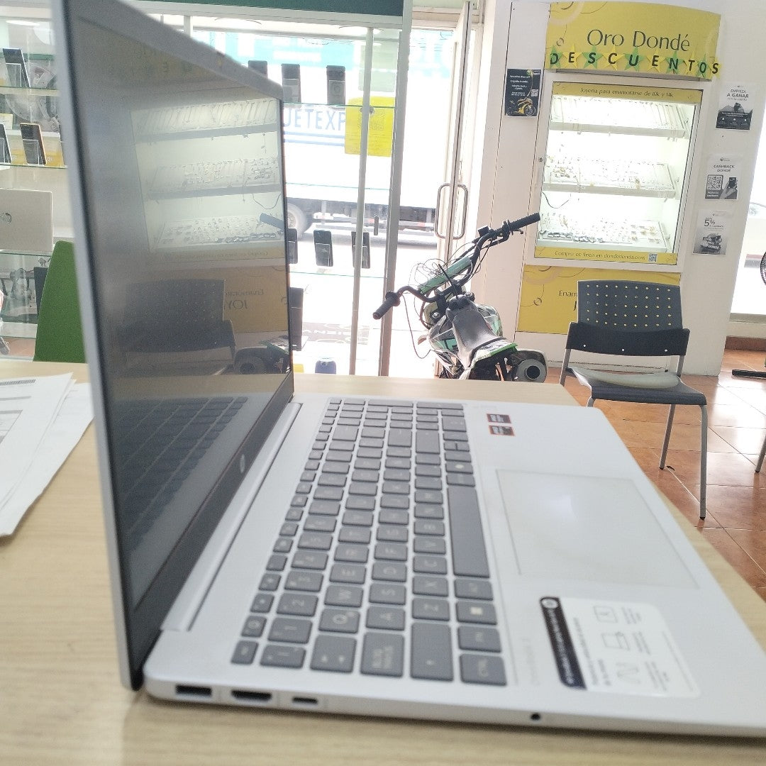 LAPTOP HP OMNIBOOK 3 NGAI 15-FN0051LA (2025) 512 GB SSD 16 GB RAM (SEMINUEVO)