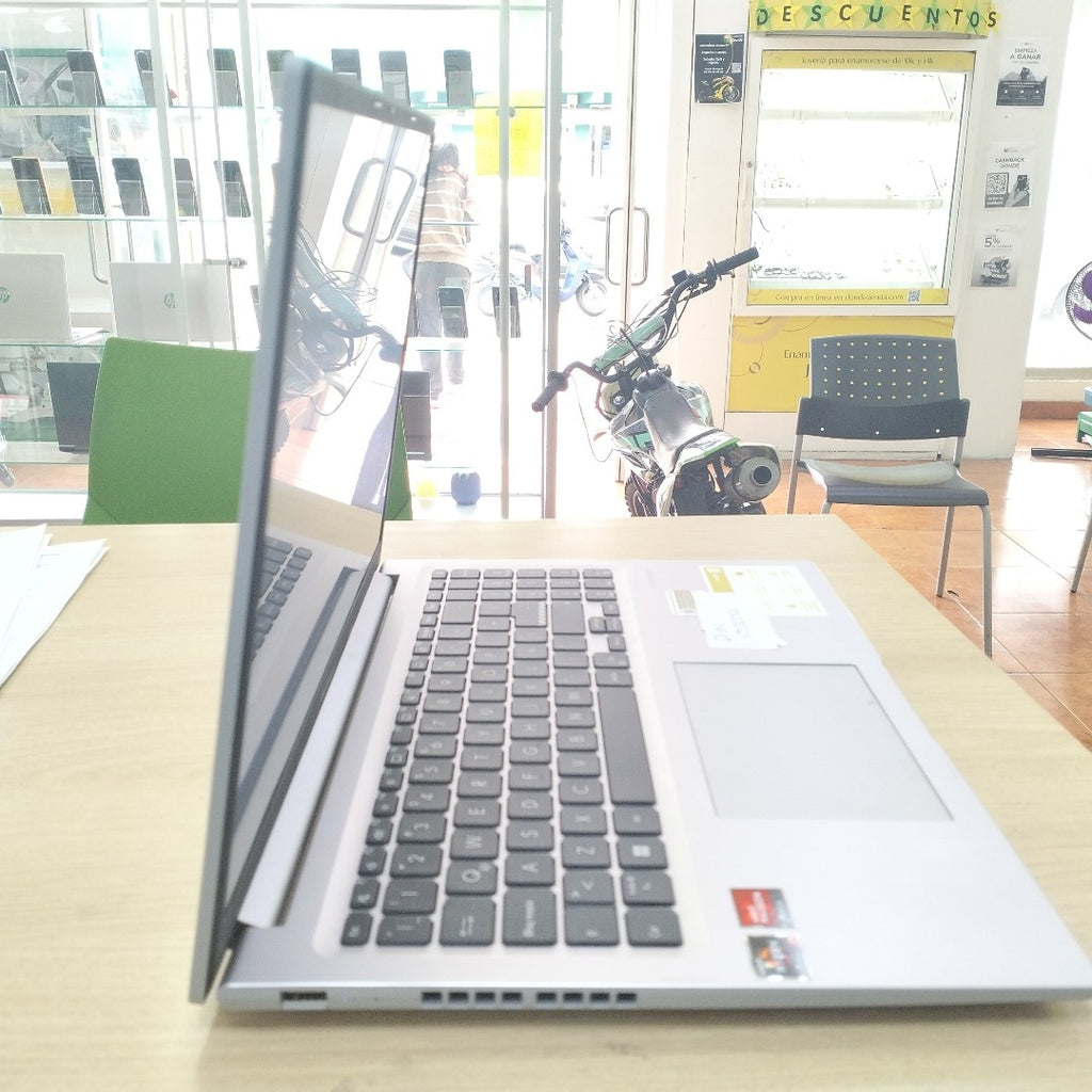 LAPTOP ASUS VIVOBOOK 16 D1605YA-MB470W (2024) 512 GB SSD 16 GB RAM (SEMINUEVO)