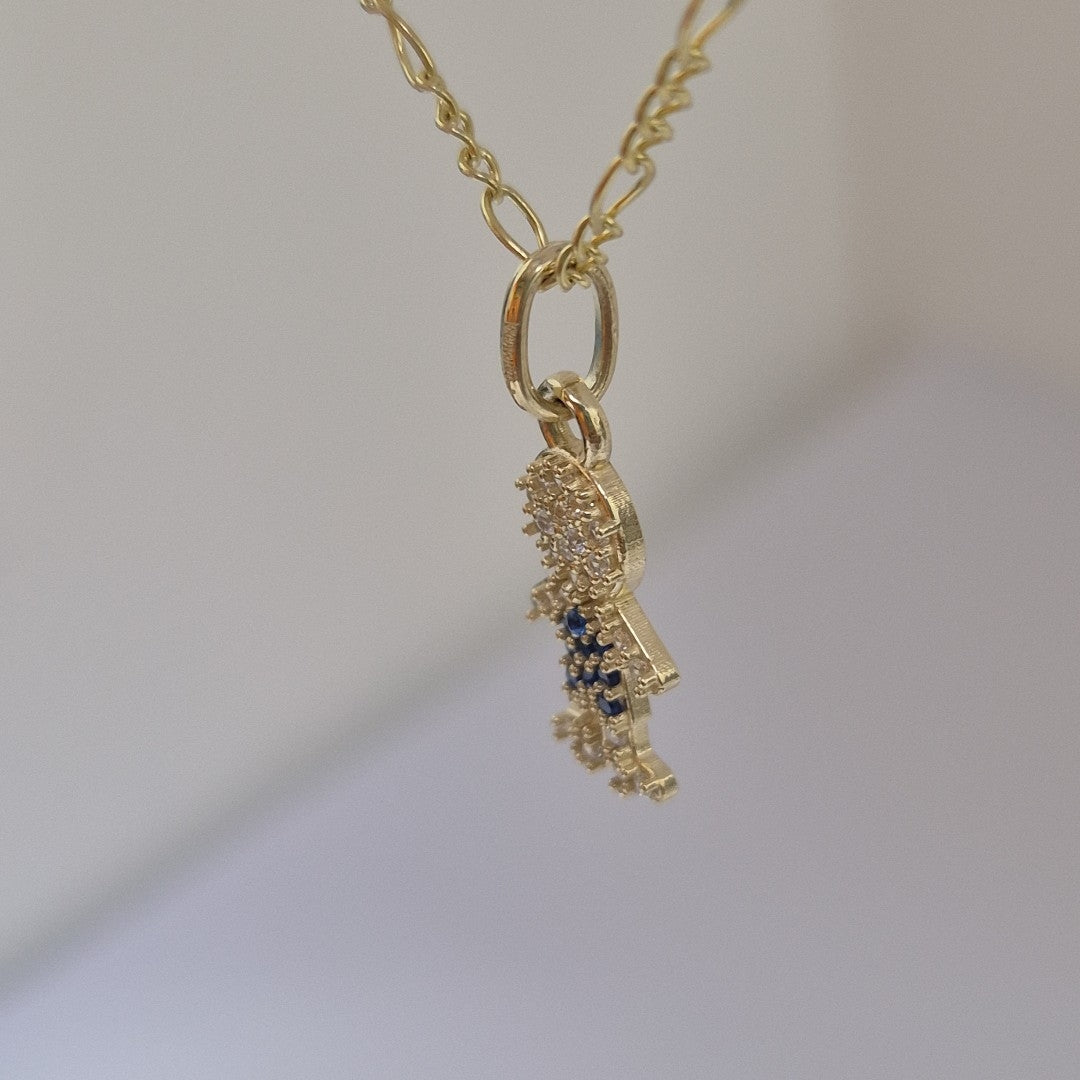 DIJE NIÑO CON CIRCONIAS Y PIEDRAS DE COLOR 10K 0.9 GR (NUEVO)