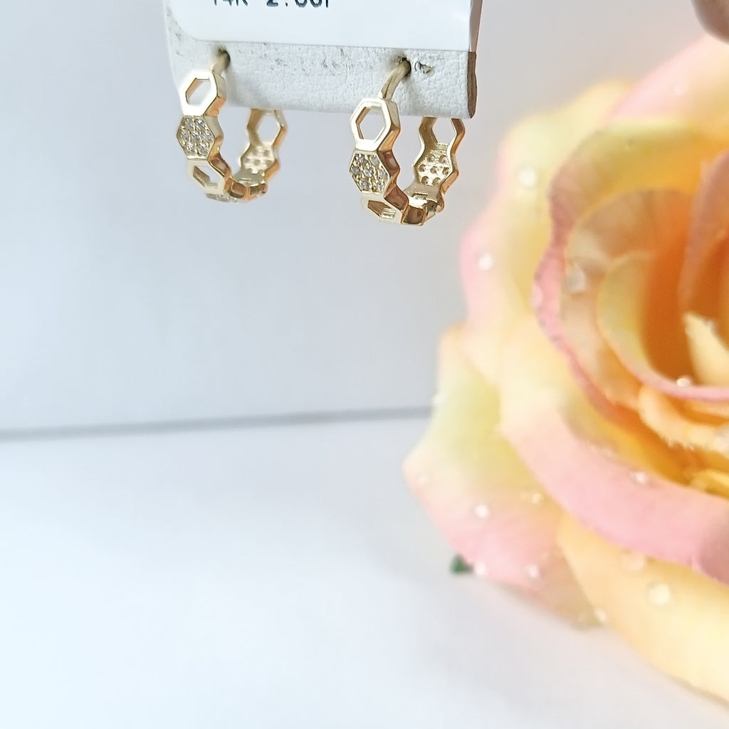 ARETES HUGGIES HEXAGONALES C CIRCONIAS 14K 2.6 GR (NUEVO)