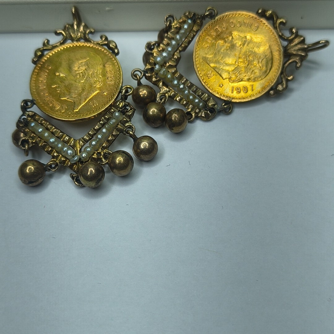 K1 8.32 GRMS 21 K IDENTIFICACIÓN ARETES PAR MONEDAS PESOS 5 PESOS MA (SEMINUEVO)