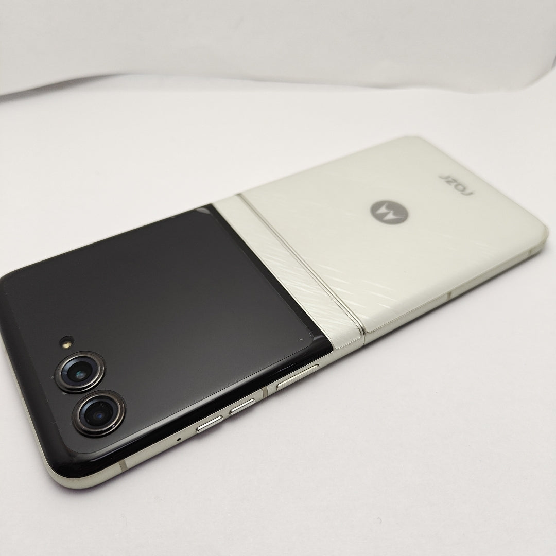 CELULAR MOTOROLA RAZR 60 XT2553-1 (2025) 512 GB 12 GB RAM (SEMINUEVO)