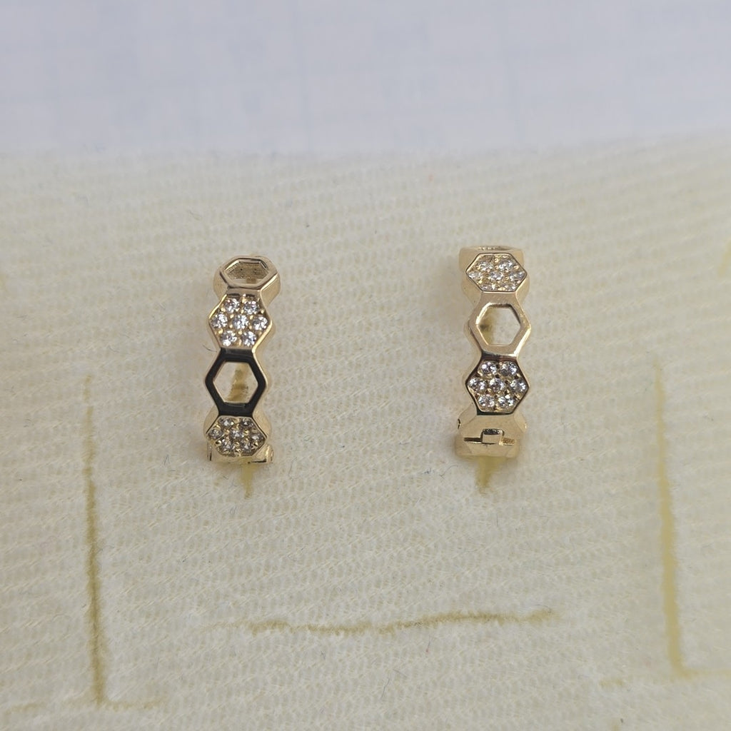 ARETES HUGGIES HEXAGONALES C CIRCONIAS 14K 2.6 GR (NUEVO)