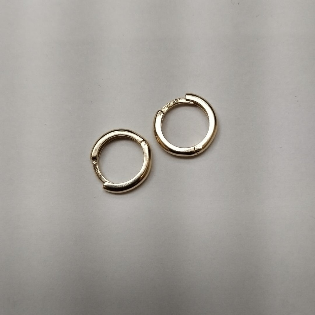 ARETES HUGGIES LISAS 14K 1.4 GR (NUEVO)