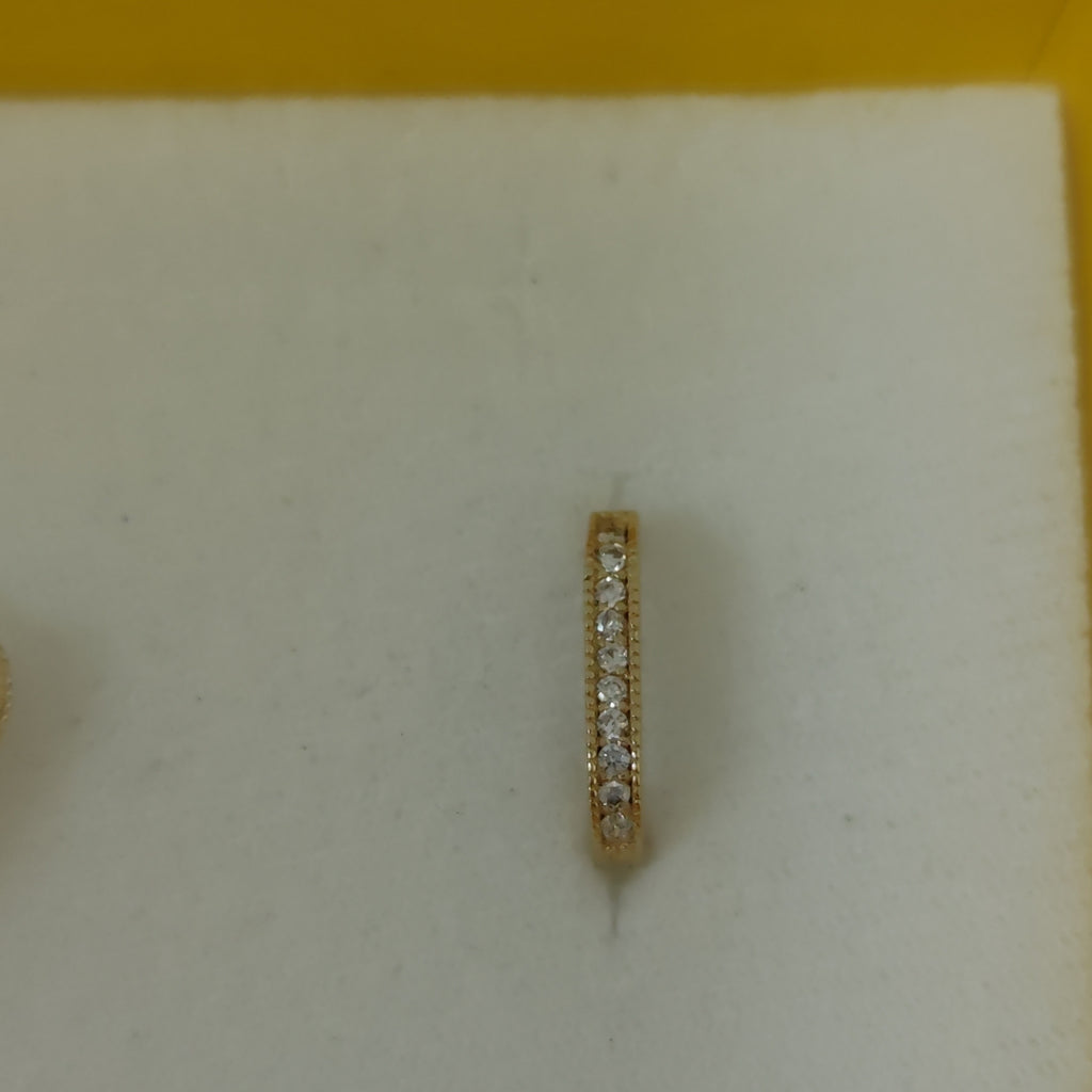 ARETES HUGGIES OVALADA C CIRCONIAS 14K 2.4 GR (NUEVO)