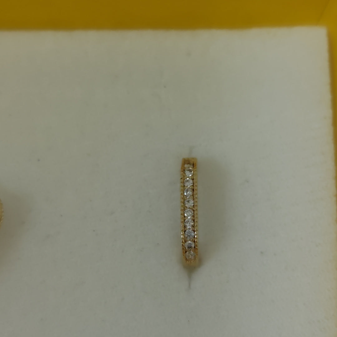 ARETES HUGGIES OVALADA C CIRCONIAS 14K 2.4 GR (NUEVO)