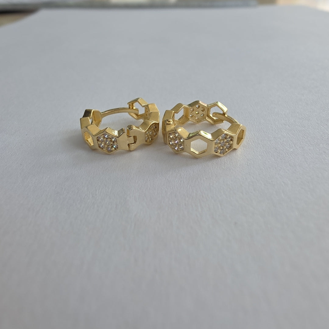 ARETES HUGGIES HEXAGONALES C CIRCONIAS 14K 2.8 GR (NUEVO)