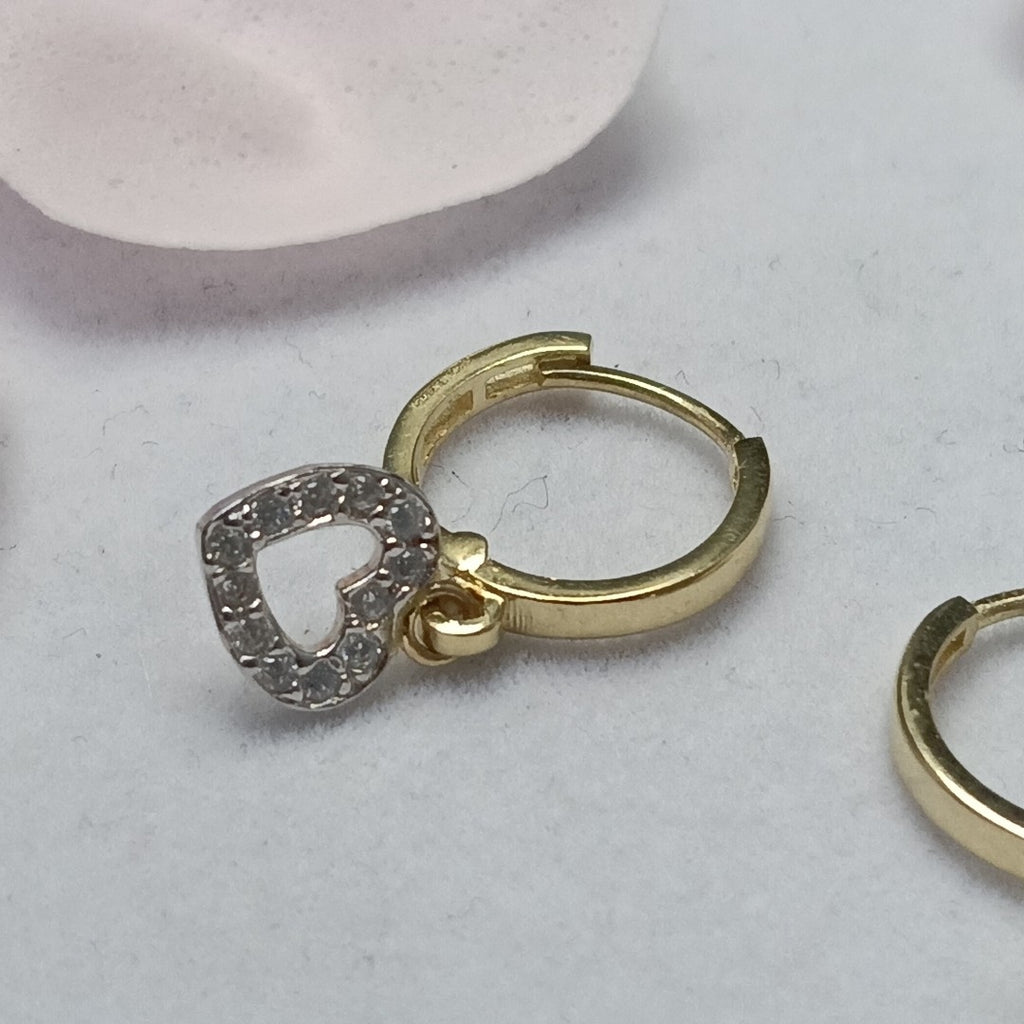 ARETES HUGGIES CON DIJE CORAZON Y CIRCONIAS 14K 2.2 GR (NUEVO)