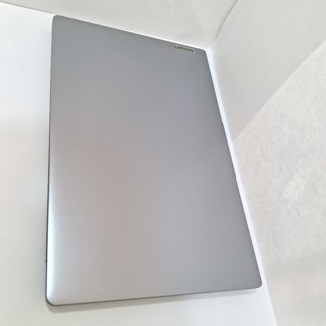 LAPTOP LENOVO IDEAPAD SLIM 3 15IRU8 (2025) 512 GB SSD 8 GB RAM (SEMINUEVO)