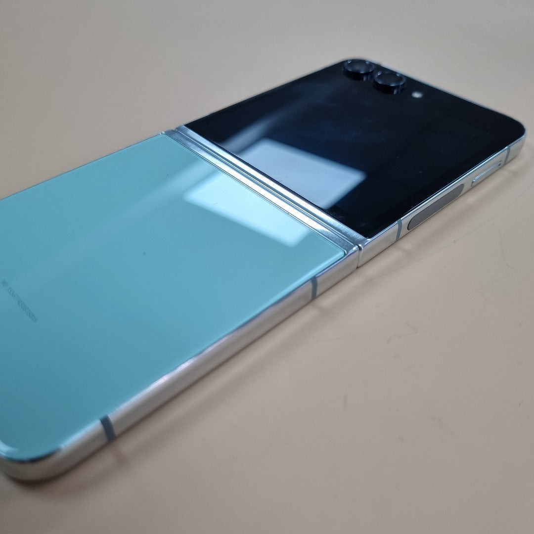 CELULAR SAMSUNG GALAXY Z FLIP 5 SM-F731U1 (2023) 256 GB 8 GB RAM (SEMINUEVO)