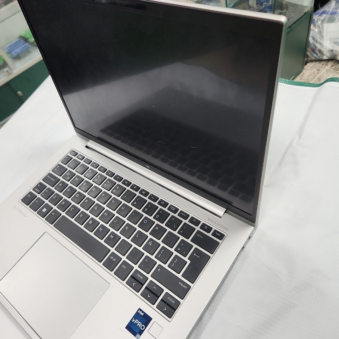 LAPTOP HP ELITEBOOK 840 G10 (2024) 256 GB SSD 16 GB RAM (SEMINUEVO)