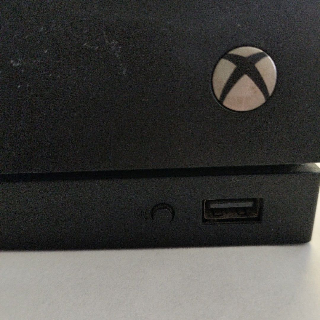 CONSOLA DE VIDEOJUEGO MICROSOFT XBOX ONE X 1 TB (SEMINUEVO)