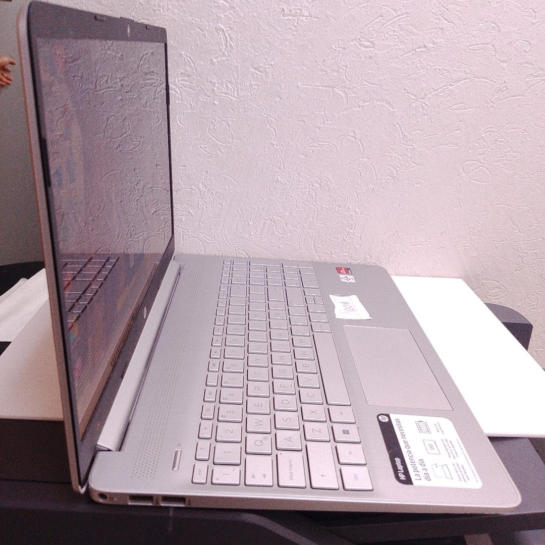 LAPTOP HP 15-EF1501LA (2023) 256 GB SSD 8 GB RAM (SEMINUEVO)