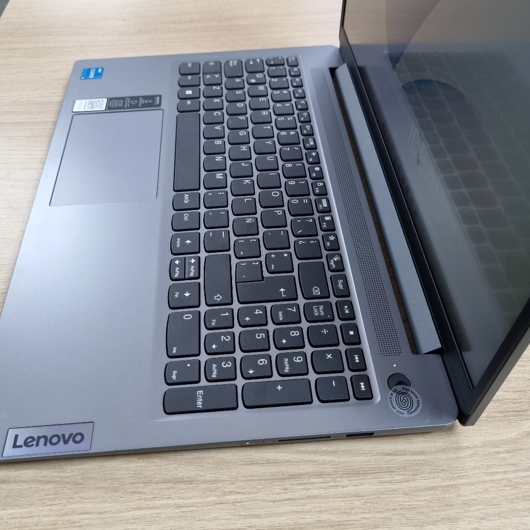 LAPTOP LENOVO IDEAPAD SLIM 3 15IRU8 (2025) 512 GB SSD 8 GB RAM (SEMINUEVO)