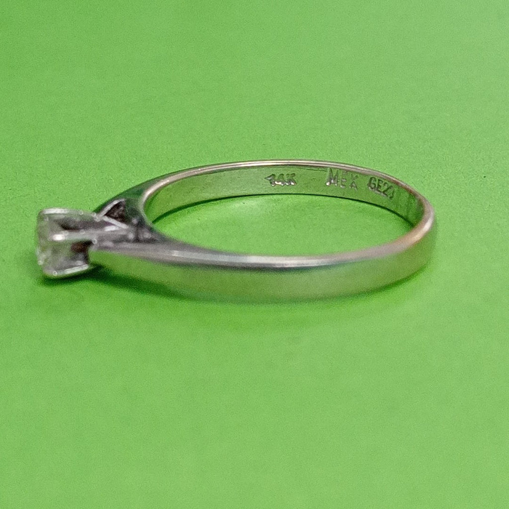 SOLITARIO ORO, ORO BLANCO 14 K 2.2 GRMS (SEMINUEVO)