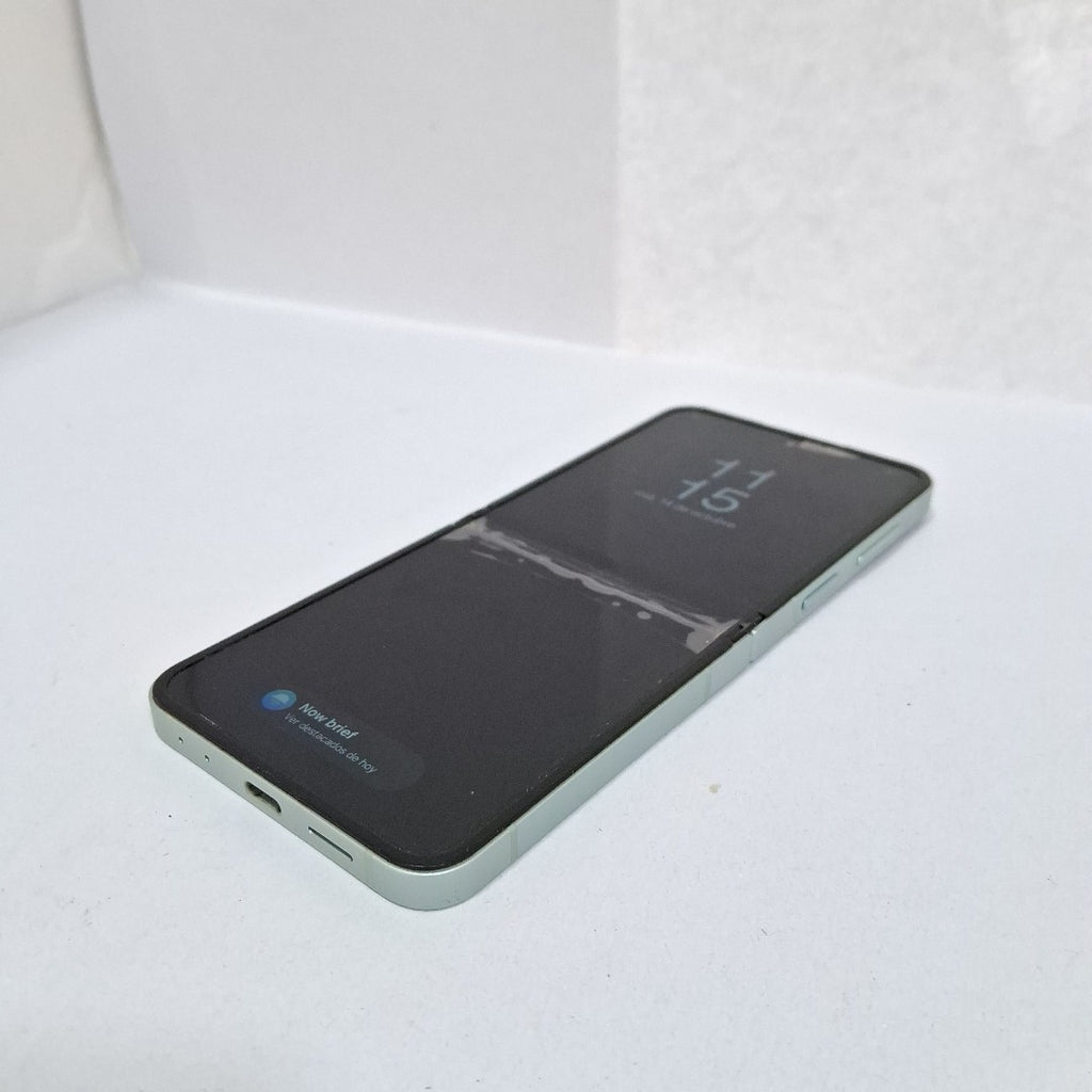 CELULAR SAMSUNG GALAXY Z FLIP6 SM-F741B (2024) 256 GB 12 GB RAM (SEMINUEVO)