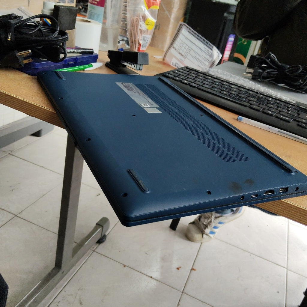 LAPTOP LENOVO IDEAPAD SLIM 3 15IAN8 (2024) 256 GB SSD 8 GB RAM (SEMINUEVO)