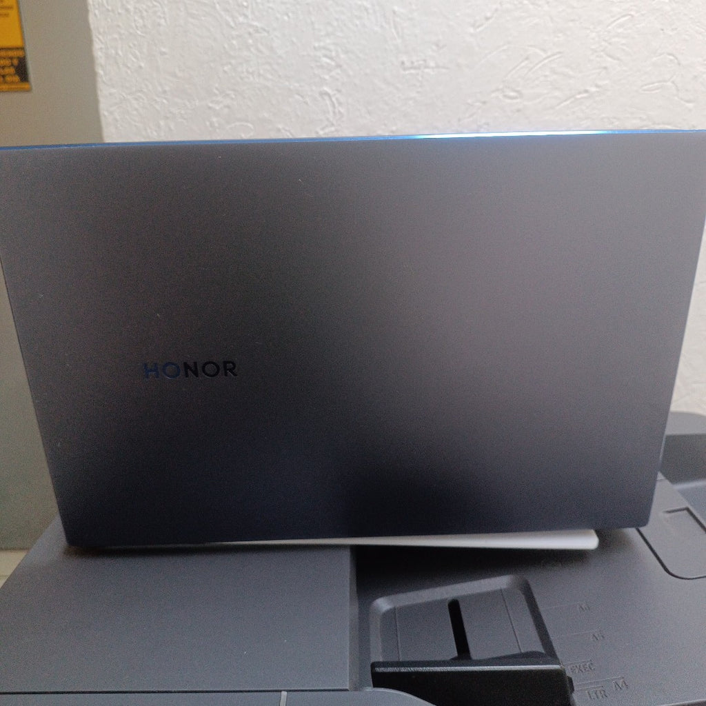 LAPTOP HONOR MAGICBOOK 14 NMH-WDQ9HN (2022) 512 GB SSD 8 GB RAM (SEMINUEVO)