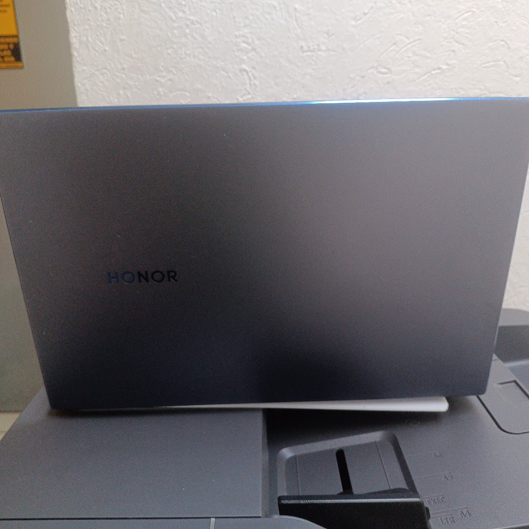 LAPTOP HONOR MAGICBOOK 14 NMH-WDQ9HN (2022) 512 GB SSD 8 GB RAM (SEMINUEVO)