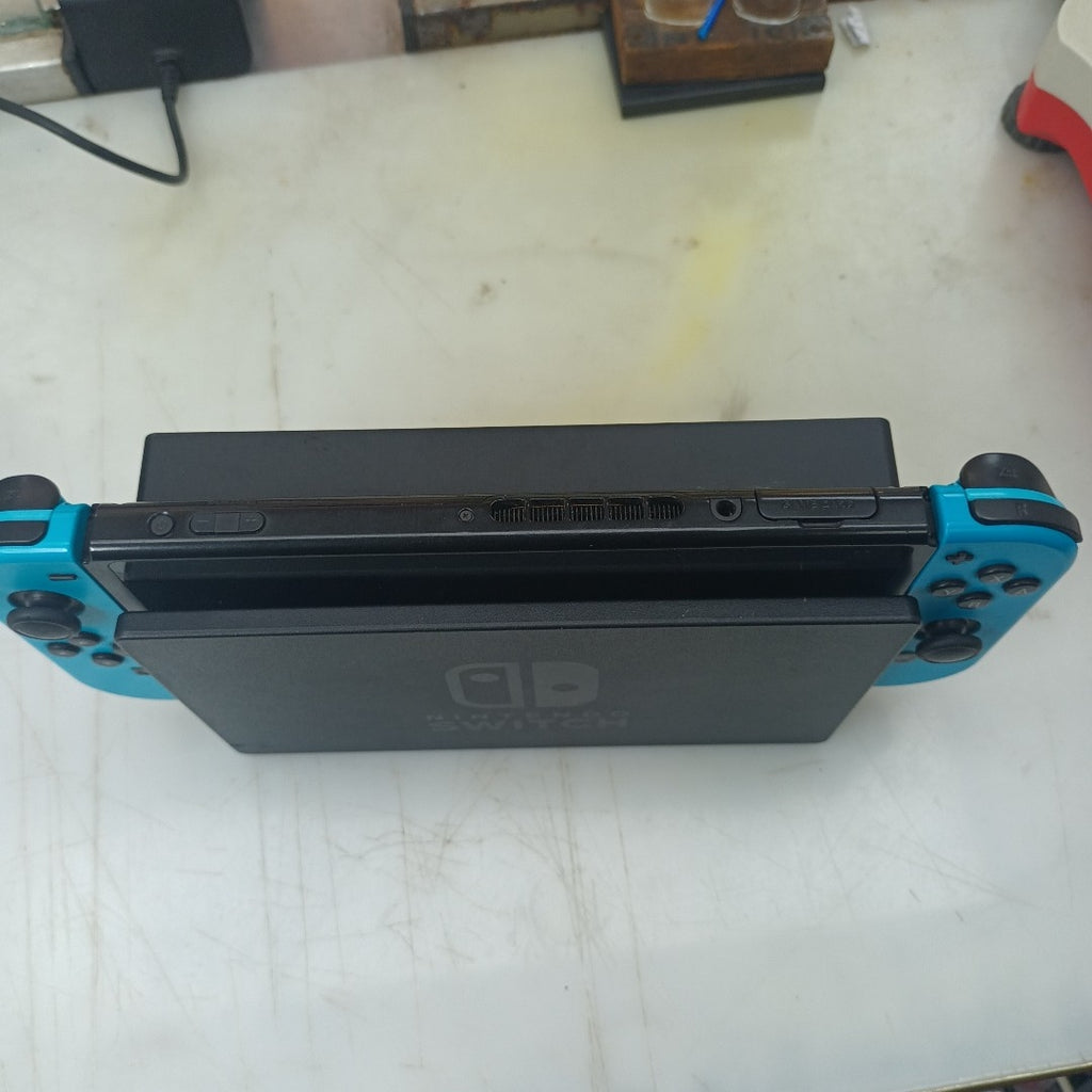 CONSOLA DE VIDEOJUEGO NINTENDO SWITCH 1.1 32 GB (SEMINUEVO)
