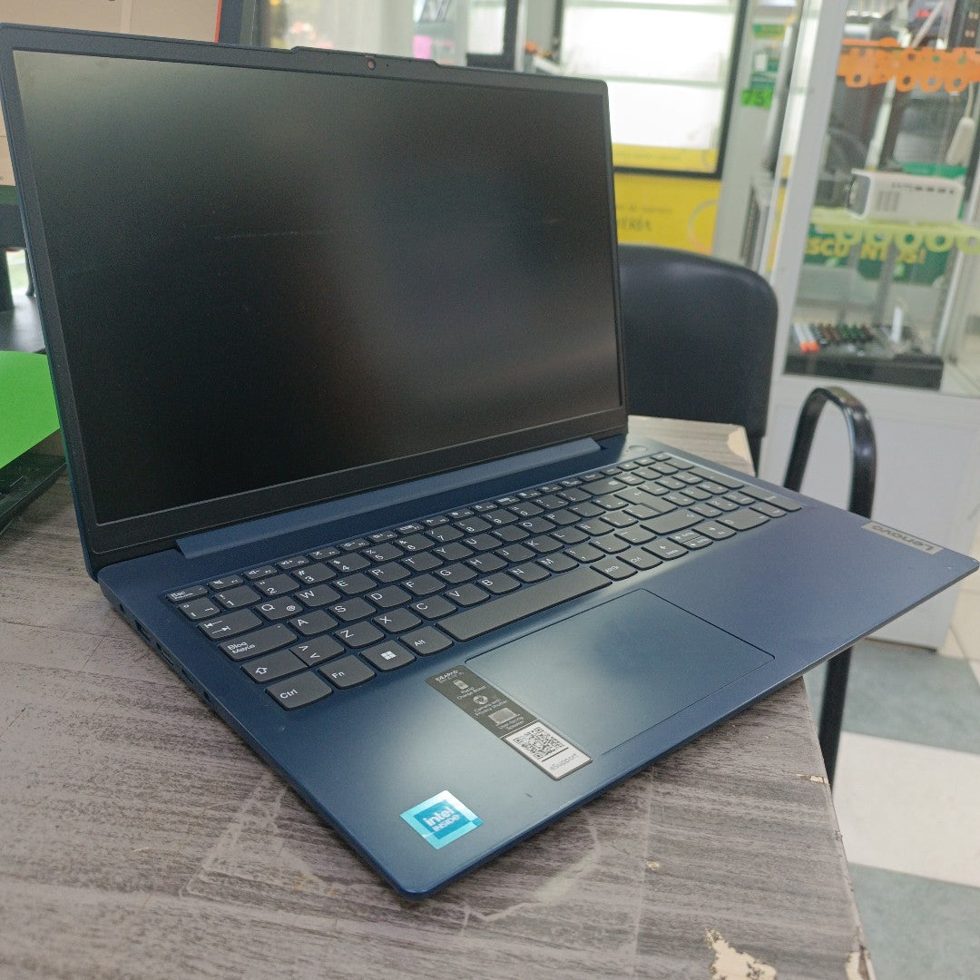 LAPTOP LENOVO IDEAPAD SLIM 3 15IAN8 (2024) 512 GB SSD 8 GB RAM (SEMINUEVO)