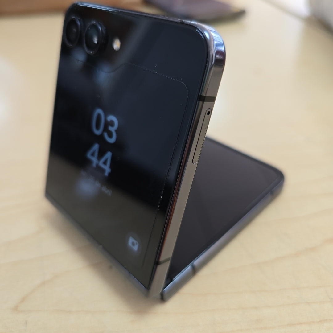 CELULAR SAMSUNG GALAXY Z FLIP 5 SM-F731B (2023) 256 GB 8 GB RAM (SEMINUEVO)