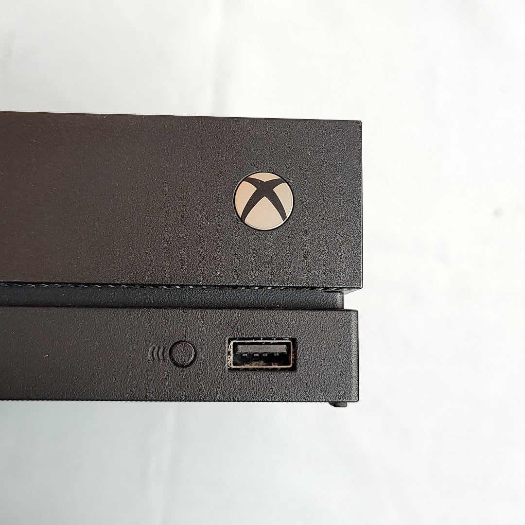 CONSOLA DE VIDEOJUEGO MICROSOFT XBOX ONE X 1 TB (SEMINUEVO)