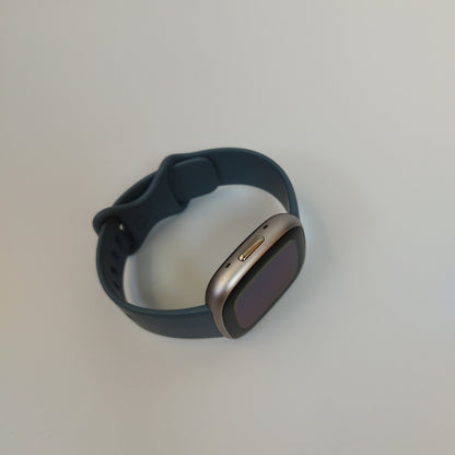 SMARTWATCH FITBIT VERSA 4 40 MM GPS (SEMINUEVO)