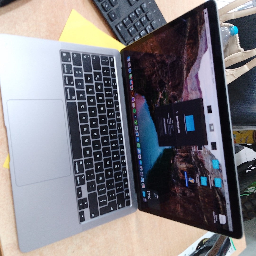 LAPTOP APPLE MACBOOK AIR 13" 2020 3.2 A2337 256 GB SSD 8 GB RAM (SEMINUEVO)