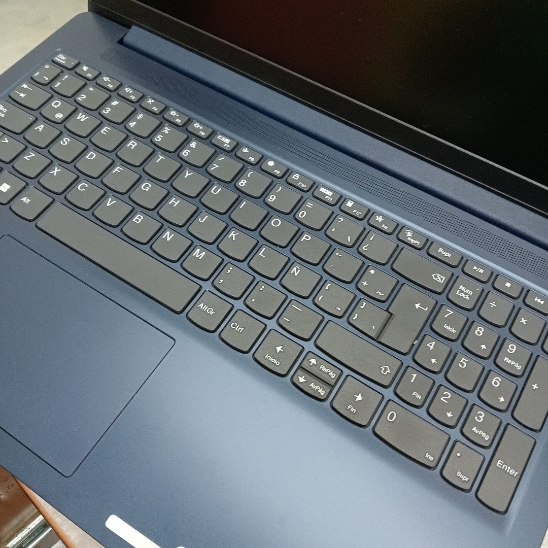 LAPTOP LENOVO IDEAPAD SLIM 3 15IAN8 (2024) 256 GB SSD 8 GB RAM (SEMINUEVO)