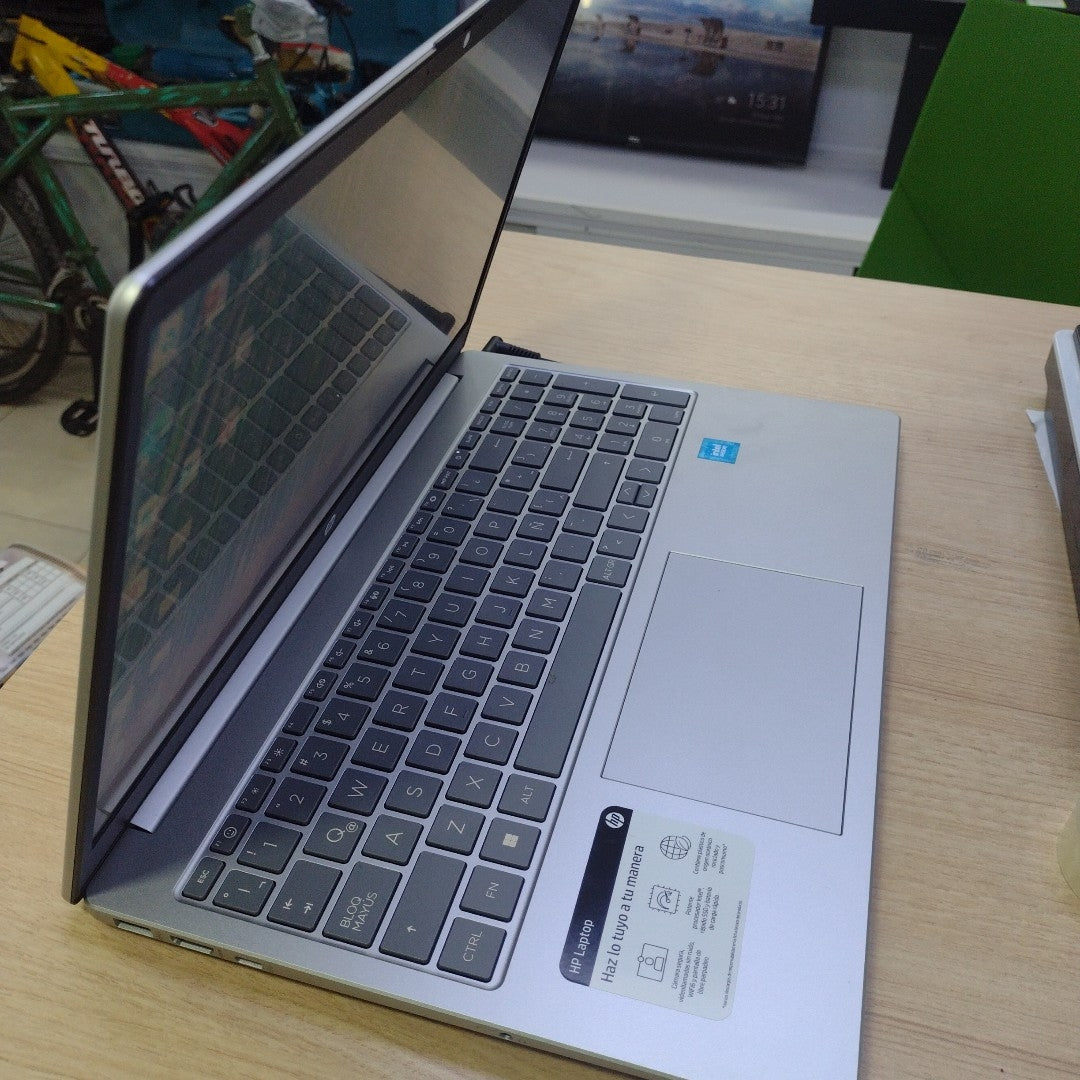 LAPTOP HP 15-FD0037LA  (2024) 512 GB SSD 8 GB RAM (SEMINUEVO)
