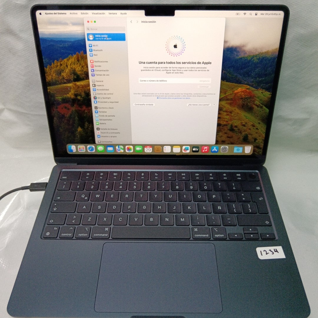 LAPTOP APPLE MACBOOK AIR 13" 2022 3.49 A2681 (8 CPU/8 GPU) 256 GB SSD 16 GB RAM (SEMINUEVO)