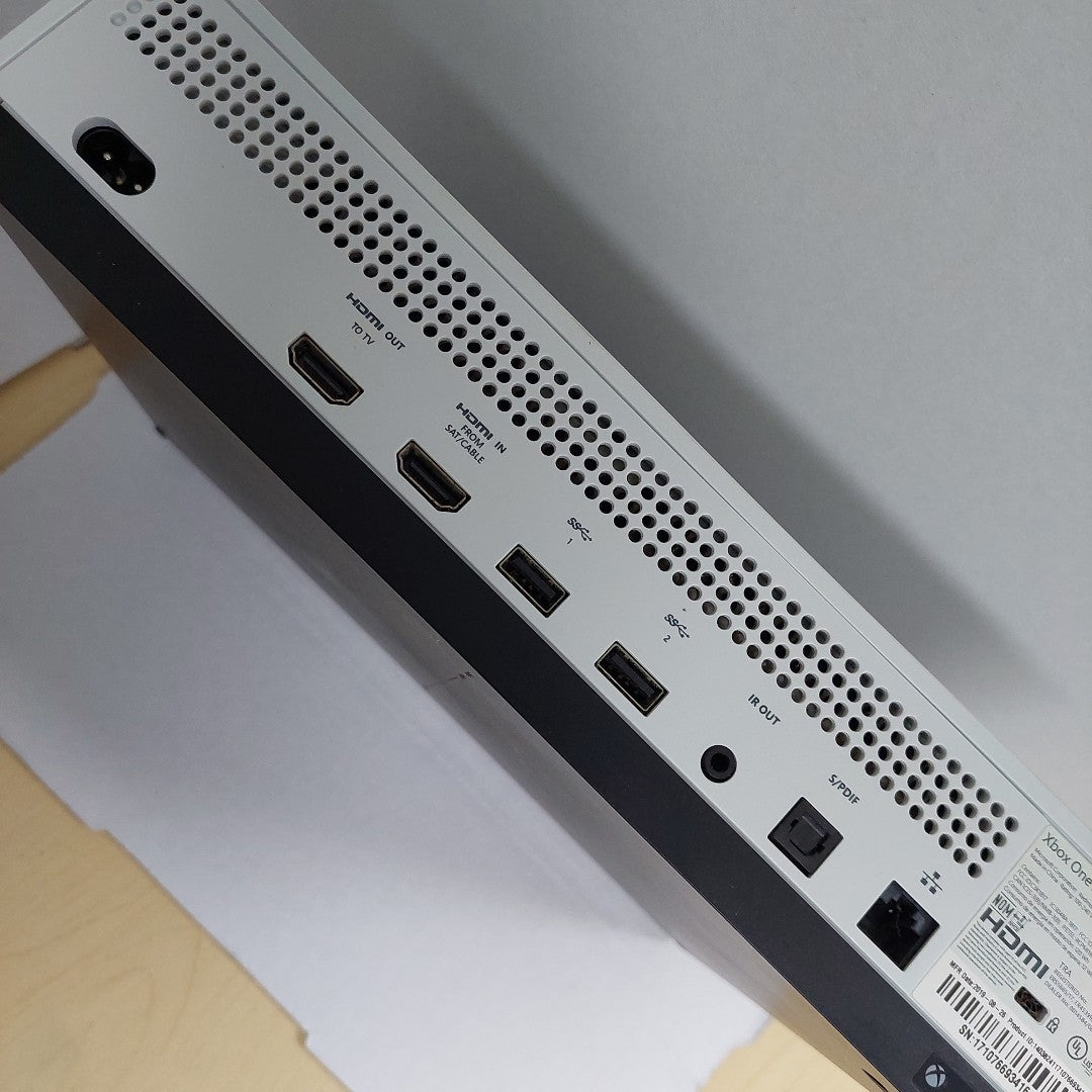 CONSOLA DE VIDEOJUEGO MICROSOFT XBOX ONE S 1 TB (SEMINUEVO)