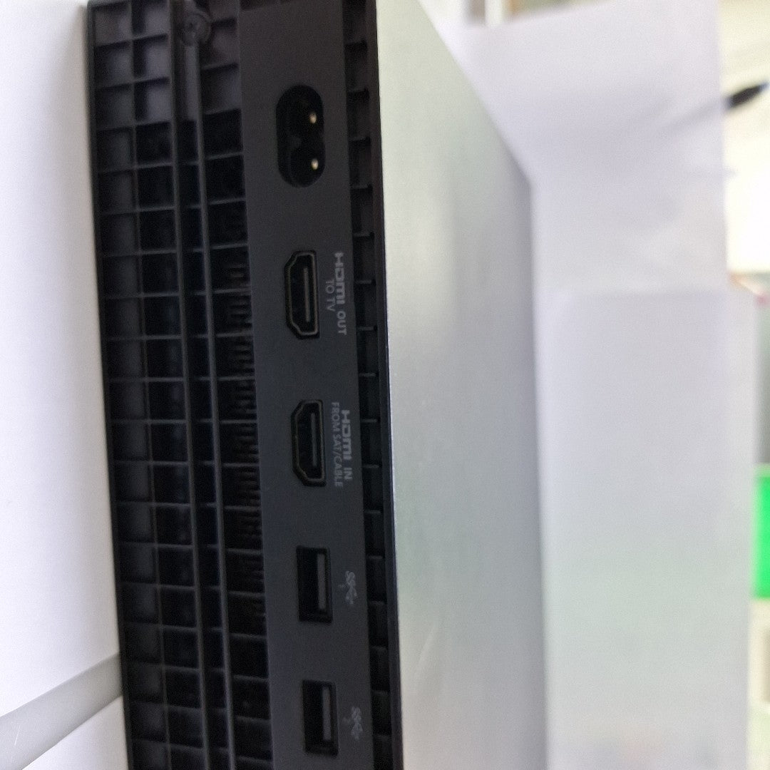 CONSOLA DE VIDEOJUEGO MICROSOFT XBOX ONE X 1 TB (SEMINUEVO)