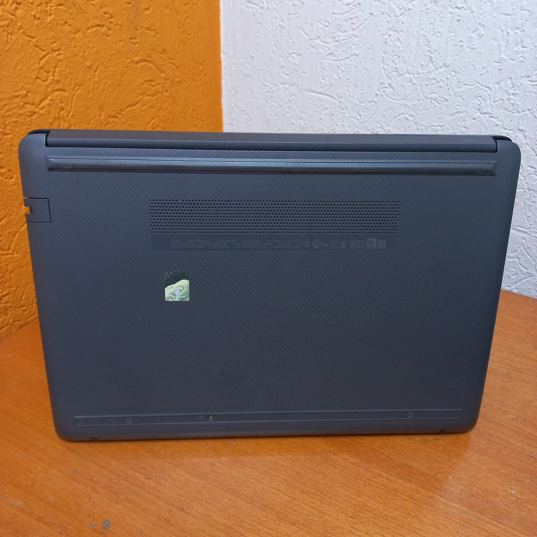 LAPTOP HP 240 G8 (2023) 256 GB SSD 8 GB RAM (SEMINUEVO)
