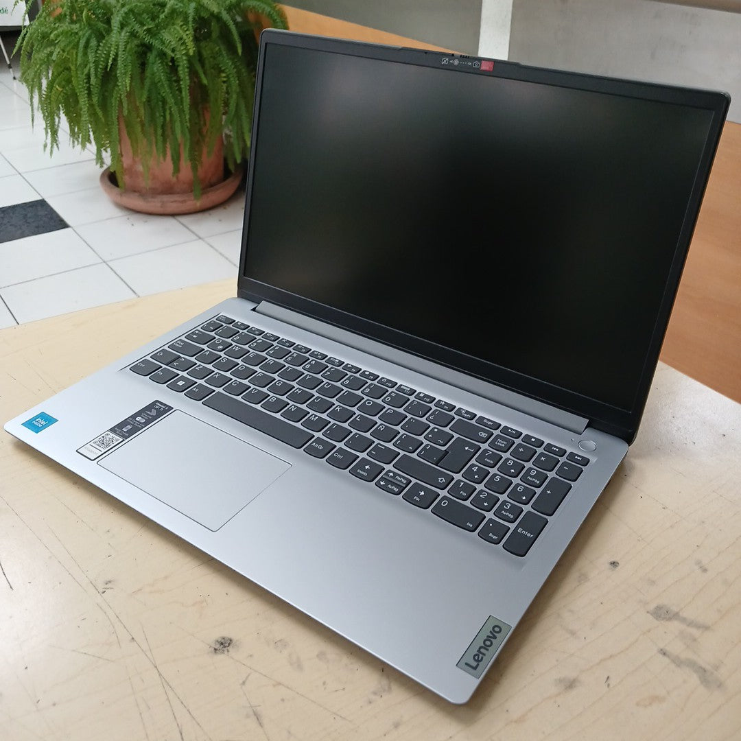 LAPTOP LENOVO IDEAPAD 1 15IGL7 (2023) 256 GB SSD 8 GB RAM (SEMINUEVO)