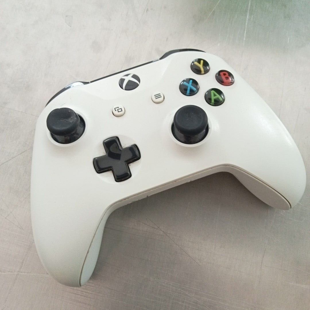CONSOLA DE VIDEOJUEGO MICROSOFT XBOX ONE S 1 TB (SEMINUEVO)