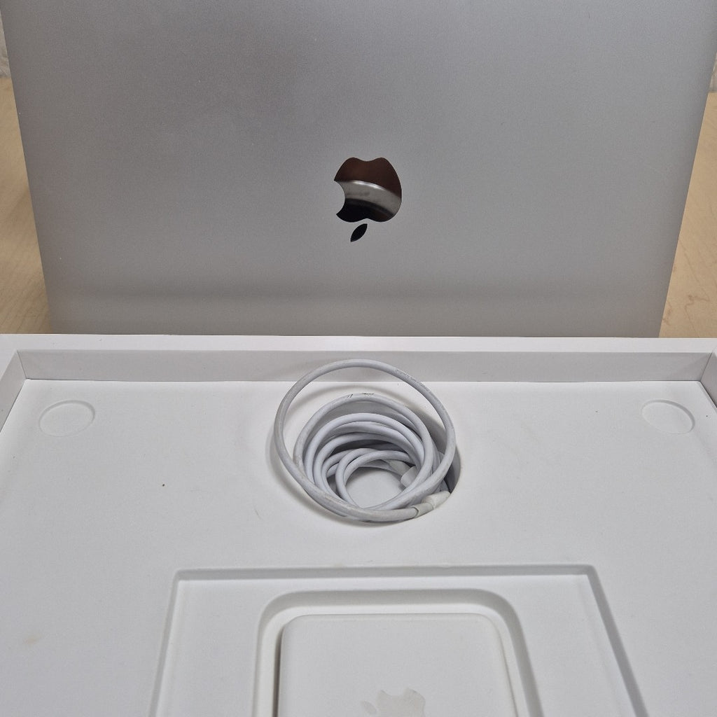 LAPTOP APPLE MACBOOK PRO 13" 2022 3.49 A2338 256 GB SSD 8 GB RAM (SEMINUEVO)