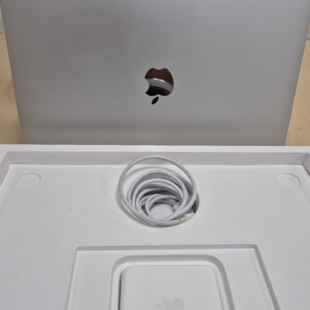 LAPTOP APPLE MACBOOK PRO 13" 2022 3.49 A2338 256 GB SSD 8 GB RAM (SEMINUEVO)